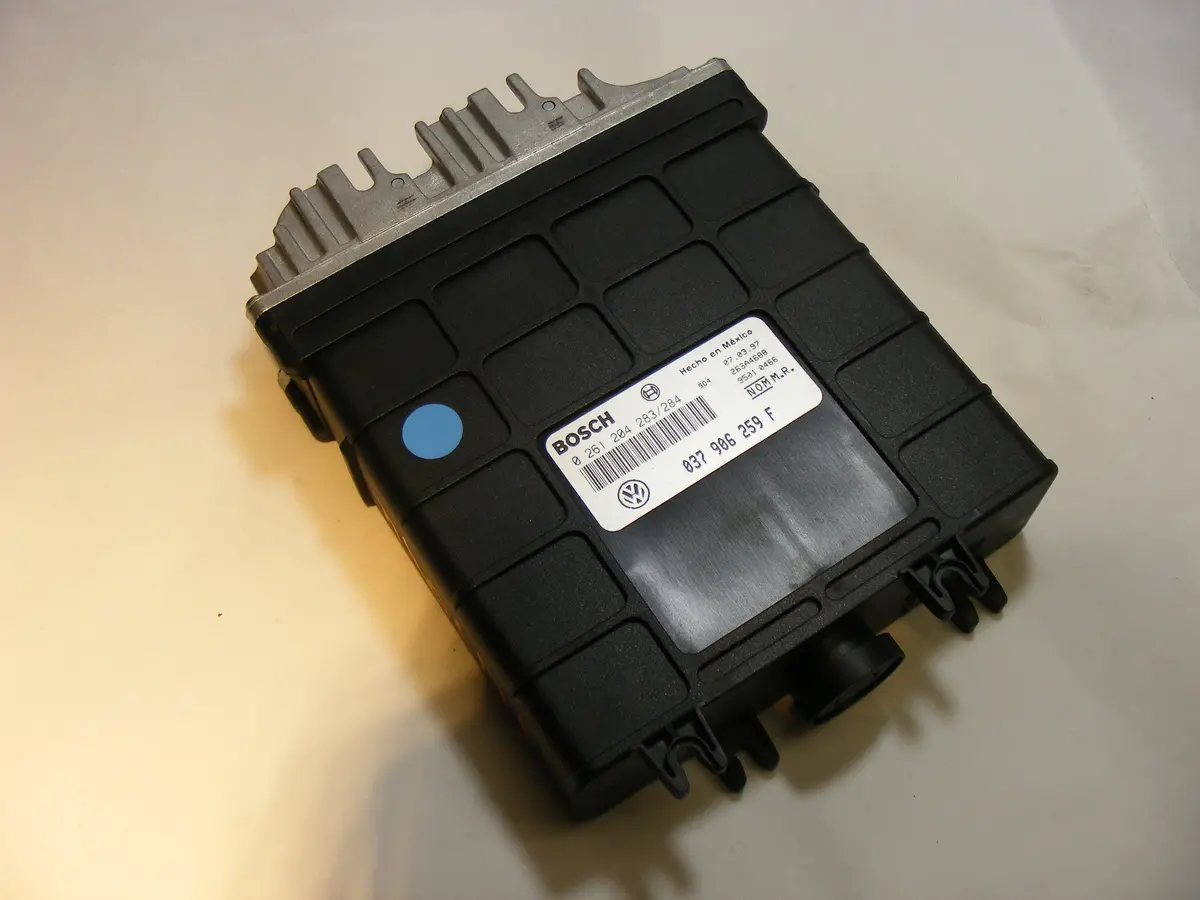 New Old Stock Vw Volkswagen Cabrio Convertible 97 Ecu Ecm Engine Control Computer 1997 Bosch 037906259F / 0261204283/284 1