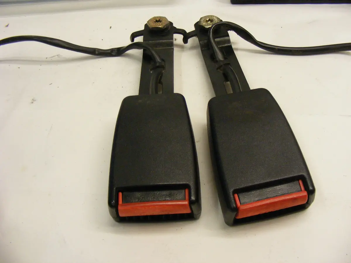 Saab 900 Front Seat Belt Buckle Receivers 4079943 For 91 92 93 With Power Seats 1