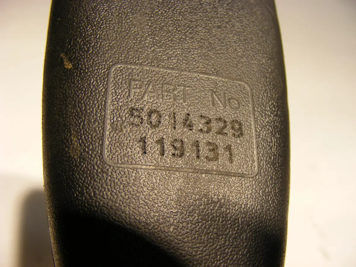 1999 99 Saab 9-3 Front Right Passenger Side Seat Belt Seatbelt Buckle Receiver 5014329 2