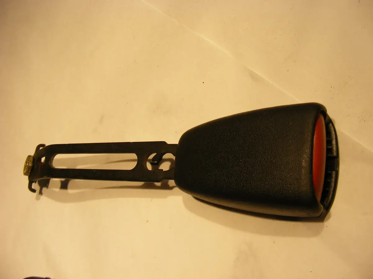 99 00 01 02 03 04 05 Saab 9-5 Front Right, Passenger Side Seat Belt Seatbelt Buckle Receiver 5205489 1