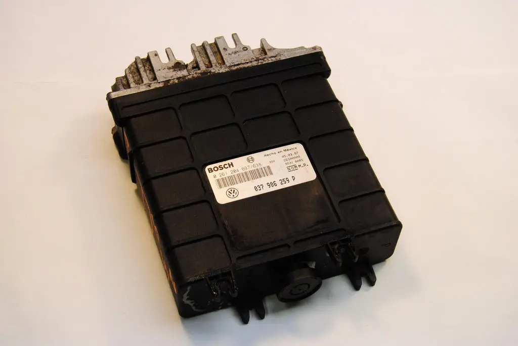 Vw Volkswagen Cabrio Convertible 97 / 5 Speed Mt Ecu Ecm Engine Control Computer 1997 Bosch 037906259P / 0261204637/638 1