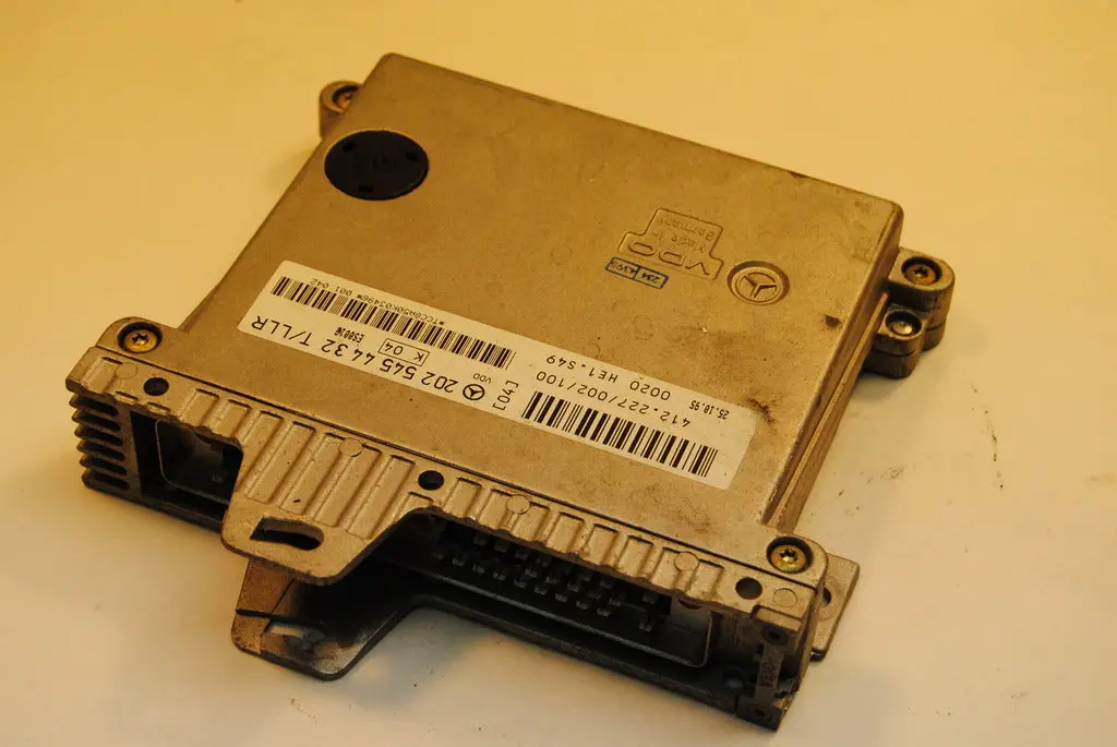 Mercedes C280 96 Electronic Throttle Control Ecu T/Llr 2025454432 / 412227002100 1