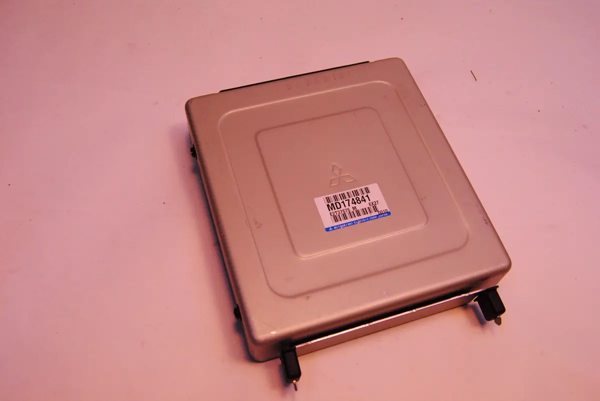 New 92 Mitsubishi Expo Eagle Summit Dodge Coltvista Ecu Ecm Computer Md174841 E2t37676 1.8L 1