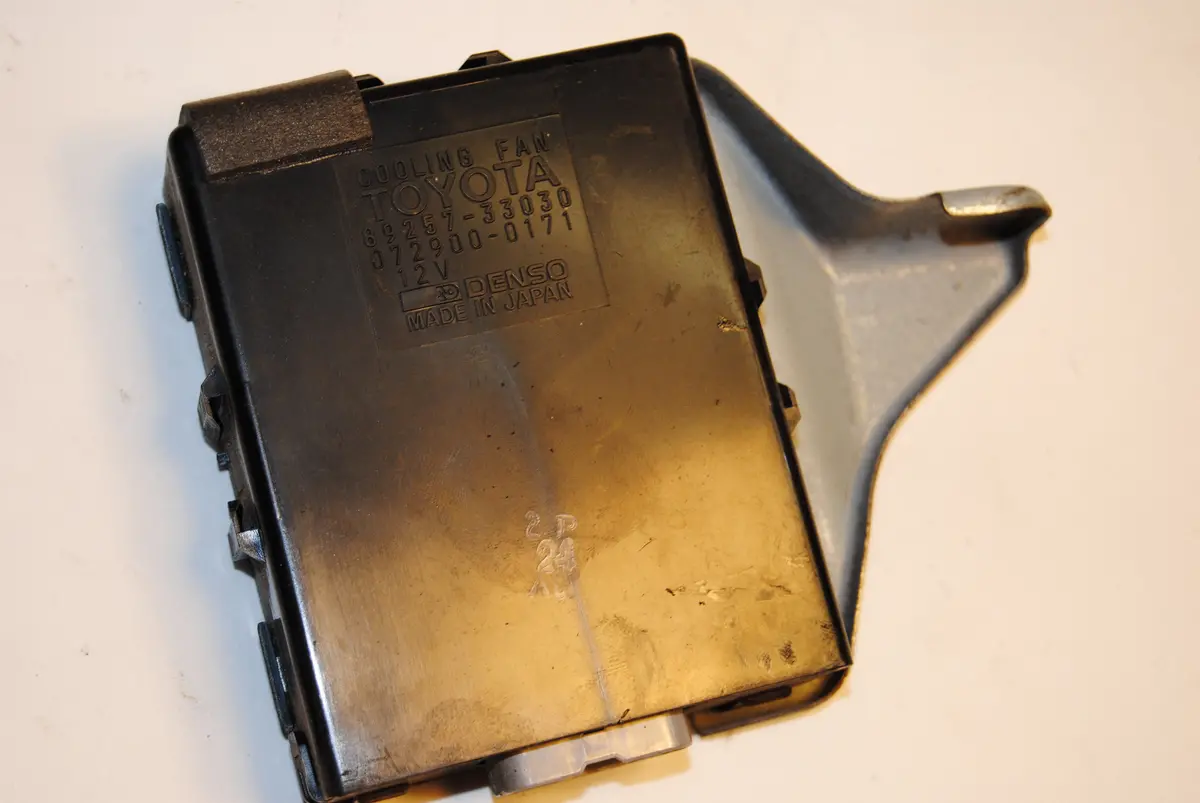 Toyota Camry / Lexus Es-300 Cooling Fan Control Unit Relay 89257 33030 1